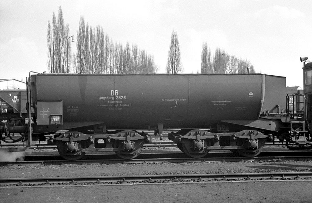 Für die Versorgung des Schienenschleifzugs Schörling mit Wasser wurden Wasserwagen mitgeführt. Im März 1968 sind es zwei, jeweils bei den Lokomotiven eingestellte, umgebaute Wannentender 2'2'T30. 