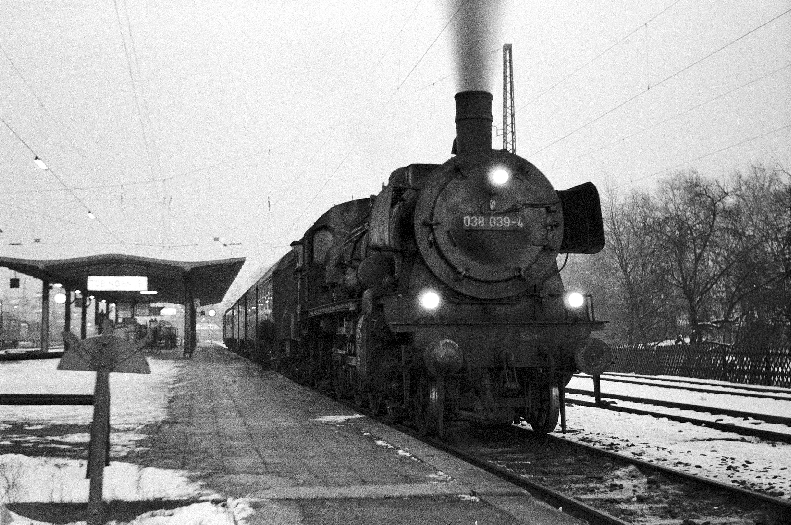 038 039 (38 2039, Linke-Hofmann-Busch 1418/1917 als P8 Kattowitz 2459) am 4.1.1971 mit Personenzug Richtung Horb in Tübingen. 038 039 ist in Tübingen stationiert und bleibt dort bis zur Ausmusterung am 30.12.1971.