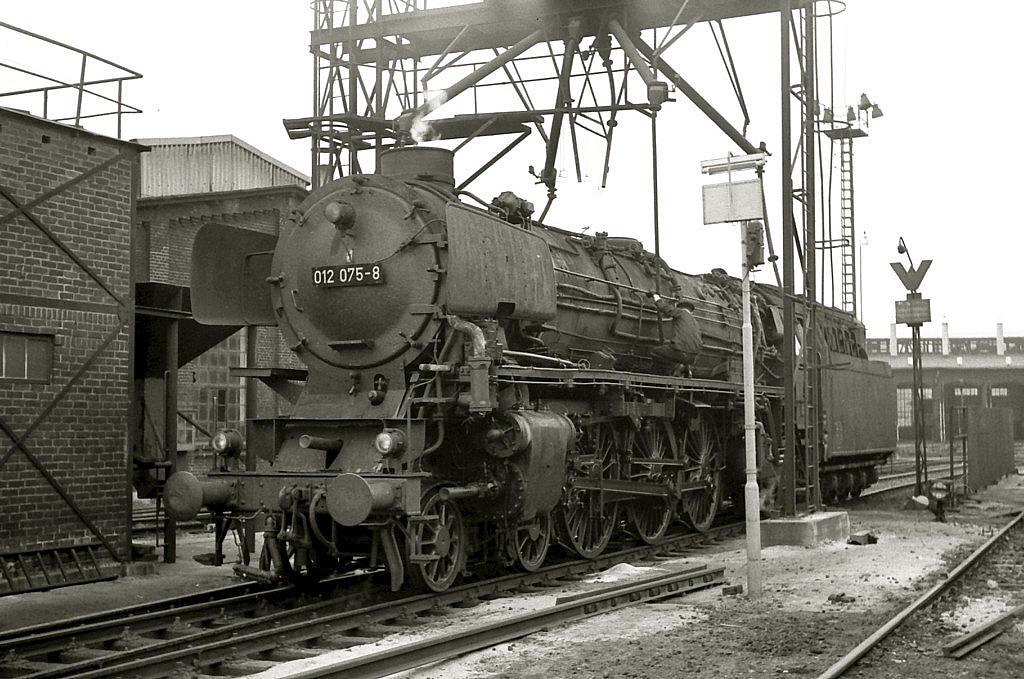 012 075 am 6.8.1969 unter der Besandungsanlage ihres Heimat-Bw Hamburg-Altona.