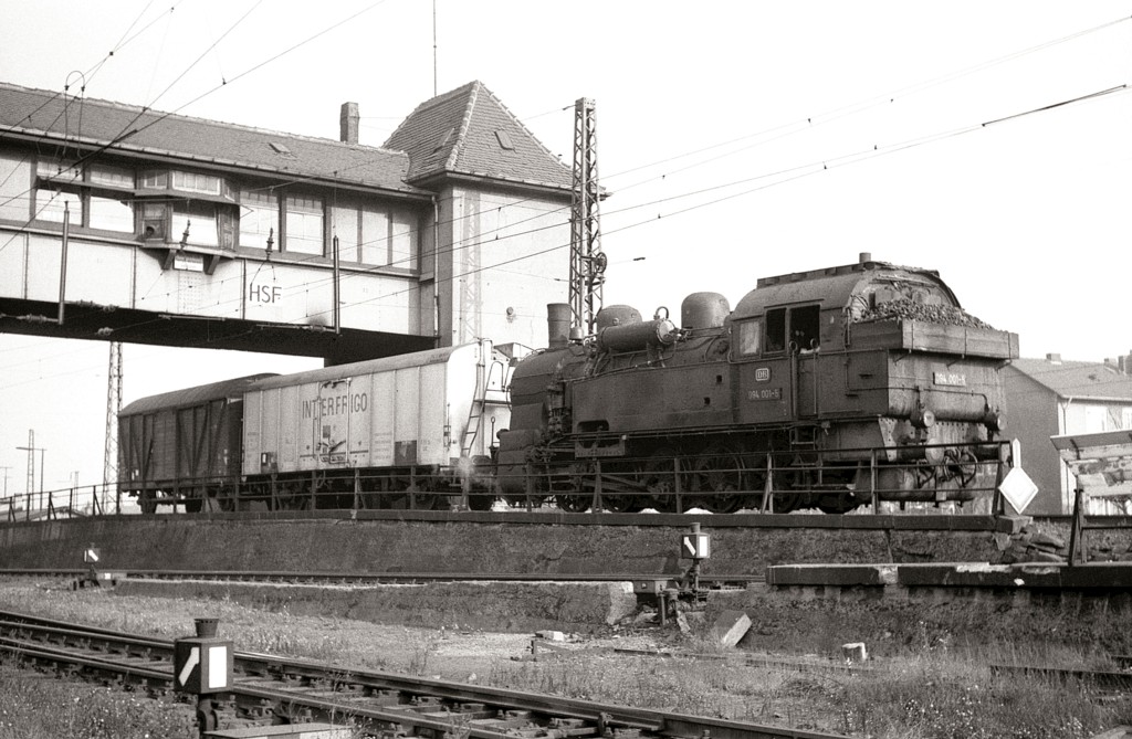 094 001 des Bw Hohenbudberg am 10.10.1969 beim Verschub für die Richtungsgleise Ost des Rangierbahnhofs Hohenbudberg auf dem Südberg unter dem Stellwerk Hohenbudberg-Süd-Fahrdienstleitung.