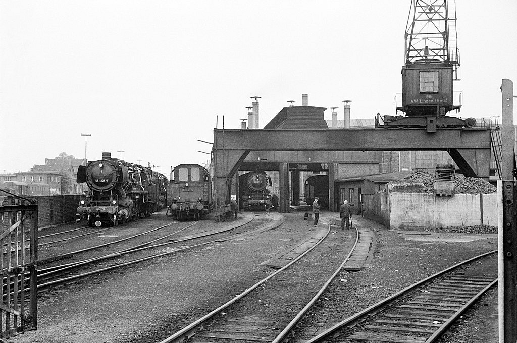 Zur Rückfahrt in die Heimat-Betriebswerke bzw. Probefahrt werden hier in der Ausfahrt soeben mehrere Lokomotiven der Baureihe 050-053 vorbereitet. Links 051 225 (Wien-Floridsdorf 9159/1941) vom Bw Wanne-Eickel zur Probefahrt nach L2. Ihre Entlassung wird am 14.6.1971 sein.
