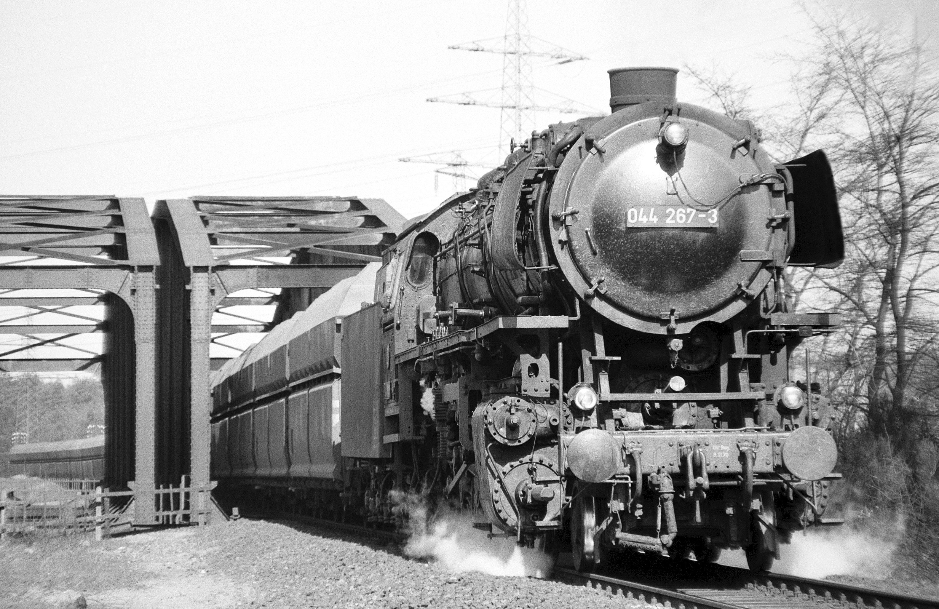 044 267 des Bw Rheine am 24. März 1972 südwärts bei Elbergen mit einem Güterzug die Ems querend.
